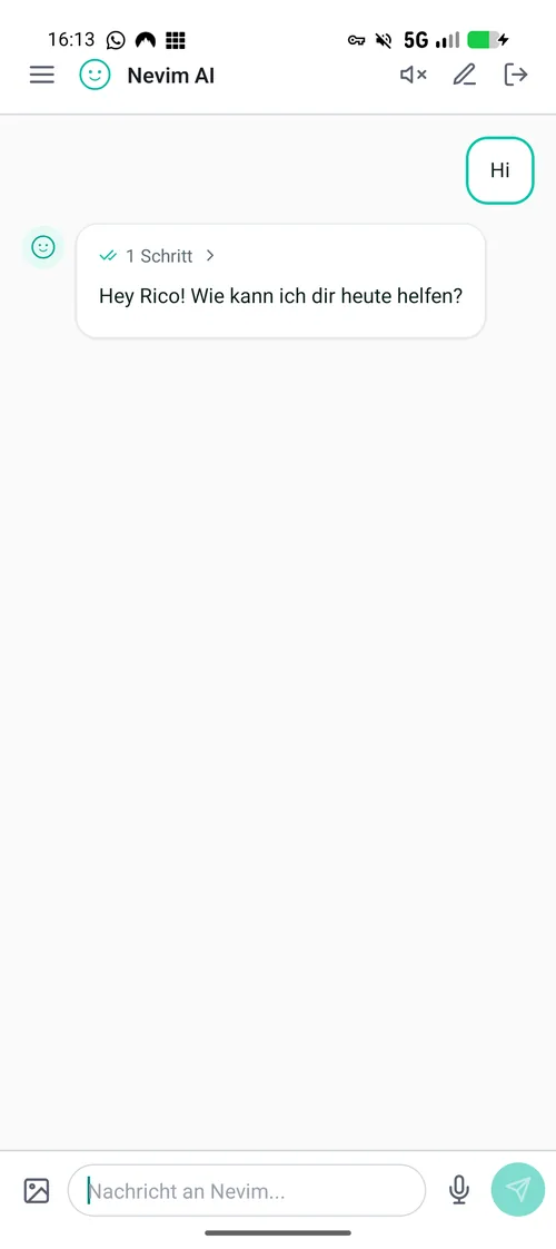 Die NEVIM-App auf dem Handy: Kopfzeile mit Namen, eine gesendete Nachricht und die Antwort des Assistenten mit aufklappbarer Schritt-Anzeige