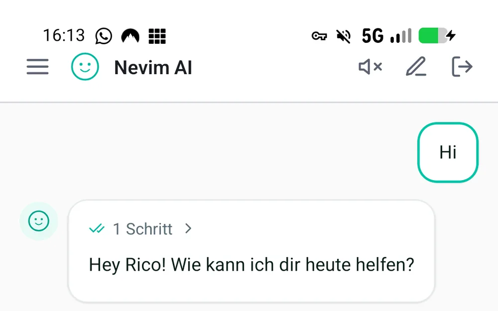 Die NEVIM-App auf dem Handy: Kopfzeile mit Namen, eine gesendete Nachricht und die Antwort des Assistenten